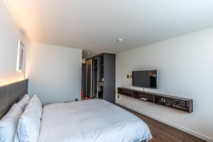 Postel nebo postele na pokoji v ubytování Hotel The Grang Jungmun