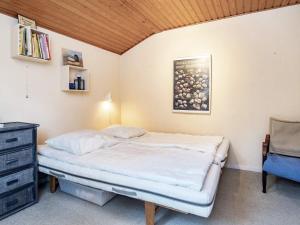 een kleine slaapkamer met een bed en een dressoir bij Holiday home Frørup VI in Frørup