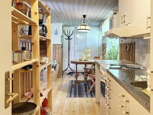 een keuken met een tafel en een eetkamer bij Holiday home GÖTENE II in Götene