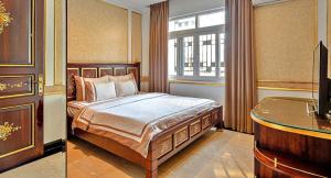 Giường trong phòng chung tại 345AB Sai Gon Hotel