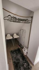 um quarto com uma prateleira, uma mesa e um tapete em Hemma 4 U , 3 Zimmer Wohnung em Breiten