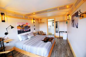 1 dormitorio con 1 cama grande y suelo de madera en 2nd Floor Newly Renovated room in Hatcher Pass Castle, en Willow