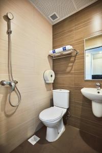 新加坡的住宿－ibis budget Singapore Mount Faber，一间带卫生间和水槽的浴室