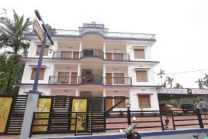 Mānantoddy的住宿－Casa Maria Mystica apartments, Mananthavady, Wayanad，前面有栅栏的白色房子