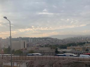 vistas a una ciudad con edificios y trenes en Altunlar erkek ögrenci yurdu, en Altındağ