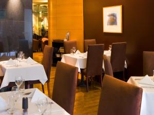 Hotel Grand Chancellor Melbourne tesisinde bir restoran veya yemek mekanı