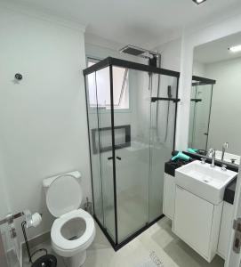 uma casa de banho com um chuveiro, um WC e um lavatório. em Studio a 100m Bosque, Centro e Cambuí- Home Office, Piscina, Sauna, Jacuzzi, Fitness em Campinas
