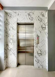a elevator in a building with a marble wall at Hotel Zulema Inn in Esmeraldas