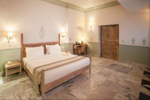Postel nebo postele na pokoji v ubytování Dev Mahal - A Boutique Heritage Hotel