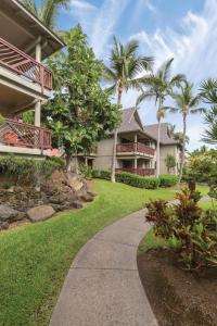 カイルア・コナにあるClub Wyndham Kona Hawaiian Resortのヤシの木と歩道のある家