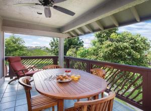 凱魯瓦的住宿－Club Wyndham Kona Hawaiian Resort，阳台配有一张木桌和椅子,