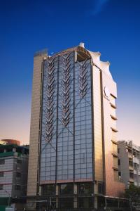 un edificio alto con muchas ventanas en The Zabeer Dhaka en Dhaka