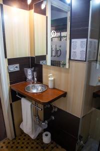 ein Bad mit einem Waschbecken und einem Spiegel in der Unterkunft Hostal Gud Salamanca in Salamanca