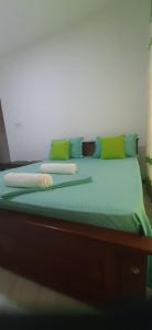 Una cama con dos almohadas encima. en Seven Luck Palace en Kandy