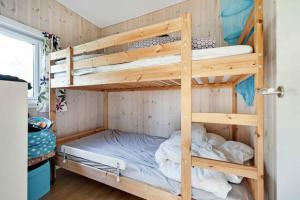 a bunk bed in a tiny house at Bogns Cabin in Holbæk