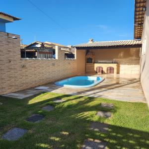 a swimming pool in the backyard of a house at Casa Recanto de Unamar in Cabo Frio
