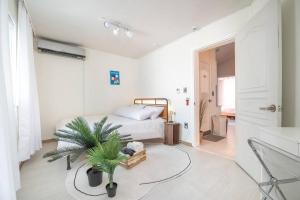 Hongdae Modern House客房内的一张或多张床位