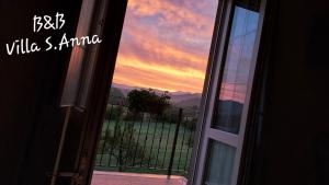 B&B Villa S Anna Hospitality Solutions في Arquata Scrivia: منظر غروب الشمس من نافذة المنزل
