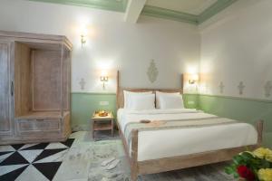 Postel nebo postele na pokoji v ubytování Dev Mahal - A Boutique Heritage Hotel