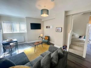 a living room with a couch and a table at Edgy 4 Bed Home in Stoke on Trent