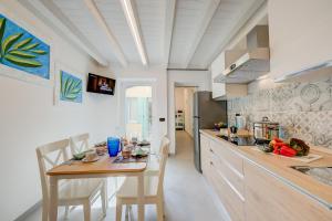 Kuchyň nebo kuchyňský kout v ubytování Ulivo Apt - Palazzo Palermo 1817 - Happy Rentals