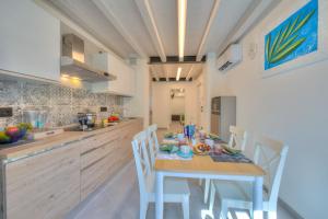 Kuchyň nebo kuchyňský kout v ubytování Ulivo Apt - Palazzo Palermo 1817 - Happy Rentals