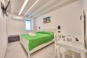 Postel nebo postele na pokoji v ubytování Ulivo Apt - Palazzo Palermo 1817 - Happy Rentals + 19 fotografií
