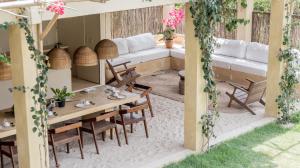 a patio with a table and chairs and a couch at Avra Tatajuba in Tatajuba