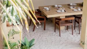 uma mesa de jantar com cadeiras, uma mesa e uma mesa; em Avra Tatajuba em Tatajuba