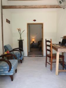Phu YenにあるDreamville Beach Homestayのリビングルーム(テーブル、椅子付)、ベッドルーム1室が備わります。