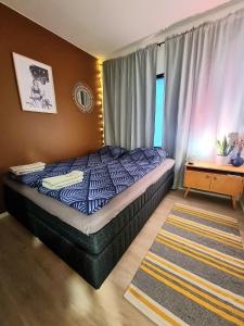 een slaapkamer met een bed, een tafel en een raam bij Holiday Black Pearl in Rovaniemi