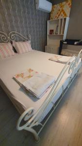 uma cama de hospital com duas toalhas em cima em Guest rooms KRASI 