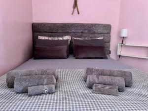 - une chambre avec un grand lit et des oreillers dans l'établissement Boka Bay One, à Hurghada