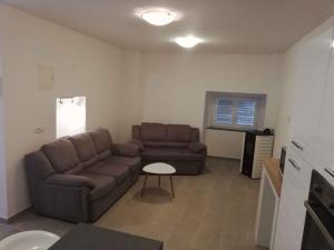 un soggiorno con un divano e un tavolo di Holiday home in Motovun - Istrien 9999 a Motovun (Montona)