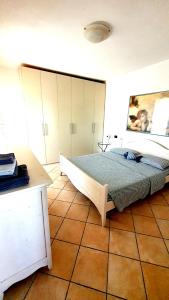 une chambre avec un grand lit et une table dans l'établissement Villa Lago 5, à Sirmione