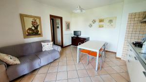 un salon avec un canapé et une table dans l'établissement Villa Lago 5, à Sirmione