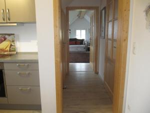 uma cozinha com um corredor que leva a uma sala de estar em Ferienwohnung Hägelhof em Naila