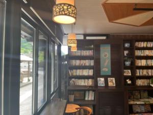 旅館にある図書室