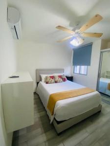 Postel nebo postele na pokoji v ubytování Beautiful 3 bedroom 2 bath unit with free parking