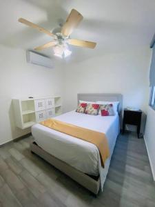 Postel nebo postele na pokoji v ubytování Beautiful 3 bedroom 2 bath unit with free parking
