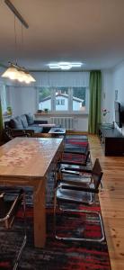 ein Wohnzimmer mit einem großen Holztisch und Stühlen in der Unterkunft Berlin - Potsdam - Fläming in Trebbin