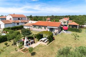 uma vista aérea de uma casa com um quintal em Family Friendly House Kacana - Happy Rentals em Vodnjan