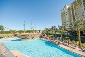een groot zwembad met een piratenschip erop bij 3 Bed Resort Condo Min to Disney in Kissimmee