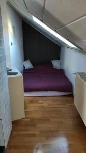 - une chambre avec un lit dans une petite pièce dans l'établissement Gemütliches und Zentral, à Bruchköbel