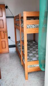 Montenerodomo的住宿－Il Borgo di Maya，客房内的两张双层床
