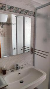 y baño con lavabo y espejo. en Il Borgo di Maya, en Montenerodomo