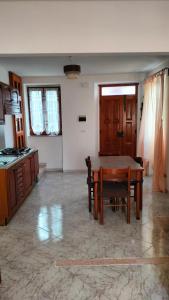 cocina con mesa y sillas en una habitación en Il Borgo di Maya, en Montenerodomo