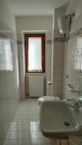 Montenerodomo的住宿－Il Borgo di Maya，白色的浴室设有水槽和窗户。