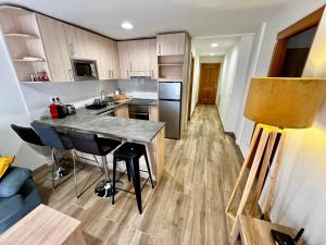 eine Küche mit Tisch und Stühlen in einem Zimmer in der Unterkunft Lotila Flats L'Infiestu in Infiesto