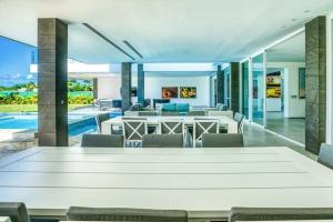 - une salle à manger avec une table, des chaises et une piscine dans l'établissement Las Palmas 15 Maid and Golf Cart, à Punta Cana